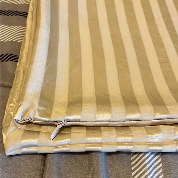 Blissy Silk Pillowcase - Picture 5 of 9